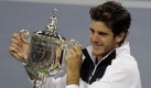 Juan Martin Del Potro, nach seinem Sieg über Roger Federer, mit dem Pokal der US Open 2009. Foto: dpa