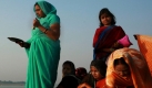 Hindu-Gläubige beten nach einem Bad im heiligen Fluss Yamuna während der Kartik-Monate in Allahabad, Indien. Karthik ist der achte Mondmonat des Hindu-Kalenders und gilt als einer der heiligsten. Foto: ap