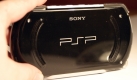Schlicht und elegant zeigt sich auch die Rückseite des jüngsten Konsolenkindes von Sony. Dank handlicher Größe passt das neue Spielgerät noch besser als seine Vorgänger in jede Hosentasche. Foto: news.de
