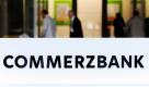 Der neue Schriftzug mit neuem Logo der Commerzbank, wurde aufgenommen im Foyer der Zentrale der Commerzbank in Frankfurt am Main. Die Commerzbank beschleunigte die Integration der übernommenen Dresdner Bank und führte außerdem ein neues Logo ein.  Foto: ddp