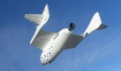 Das SpaceShipOne der Firma Scaled Composites ist ein Experimentalflugzeug mit Raketentriebwerk für den bemannten, suborbitalen Raumflug bis etwa 100 Kilometer Höhe. Ein Raketenmotor kann das im Jahr 2003 erstmals auf den Markt gebrachte Flugzeug auf dreifache Schallgeschwindigkeit beschleunigen. Foto: wikipedia