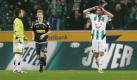 Flop: Auch die Hannoveraner sorgten in dieser Saison für einen wenn auch traurigen Rekord. Zur 3:5-Pleite gegen Borussia Mönchengladbach steuerten die Niedersachsen am 16. Spieltag gleich drei Eigentore bei. Torwart Florian Fromlowitz (l.) konnte bei so viel Pech und Ungeschick nur noch fassungslos zuschauen. Foto: dpa