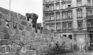 Ein Ostberliner Polizist arbeitet an der Mauer. Sie wird Schritt für Schritt verstärkt: Es werden Gräben gezogen, Betonplatten verlegt, Sperren in der Kanalisation eingebaut und die Fenster von Grenzhäusern zugemauert. In den ersten drei Jahren entstehen in der Stadt 15 Kilometer Mauer. Foto: dapd