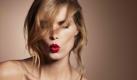 Sexy, oder? Und ganz schnell gemacht. Der Look kommt von Max Factor, die Farbe auf den Lippen der Dame heißt Ruby Tuesday und ist ein wunderschöner Farbtupfer für den Herbst. Bei solch kräftigen Farben ist das saubere Auftragen besonders wichtig. Foto: Max Factor
