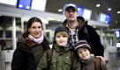 Die Agyptenurlauber (v.l.) Christin Krieckhahn, Leon Krieckhan, Ingo Krieckhahn und Tjark Krieckhahn posieren am Freitag (28.01.11) auf dem Flughafen in Frankfurt am Main am Check-In Schalter vor ihrem Abflug. Waehrend in Aegypten fuer Freitag neue Massendemonstrationen angekuendigt sind, freuen sich die Urlauber auf ihre All-inclusive-Ferien in Hurghada (Aegypten), der Touristenhochburg am Roten Meer. (zu dapd-Text) Foto: Timur Emek/dapd Foto: dapd