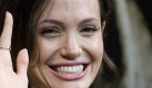 Wenn jemand jolie ist, dann ja wohl sie.Trotzdem findet Schauspielerin Angelina Jolie was zu meckern, wenn ihr Blick in den Spiegel schweift: Seit der Geburt ihrer Zwillinge habe sich ihr Körper verändert. Vor allem neige sich die Brust rapide Richtung Erdboden. Foto: dpa