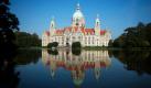 Das Neue Rathaus spiegelt im Maschteich in Hannover. In den nächsten Tagen gibt es nur wenig Hoffnung auf goldenes Oktoberwetter. Meist dominieren die Wolken, zeitweise fällt Regen, und die Schneefallgrenze kommt vorübergehend sogar bis in die mittleren Mittelgebirgslagen herunter, in Alpennähe teils bis in die Niederungen, teilte ein Sprecher des Deutschen Wetterdienst mit. Foto: dapd
