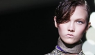 Ein Model auf einer Modenschau in Mailand - in einem Outfit des Designers Roberto Cavalli. Und obwohl der Winter 2009/2010 erst noch vor der Tür steht, plant die Modebranche schon vor:Die Kollektion zeigt die Trends für Frühjahr und Sommer 2010. Foto: ap