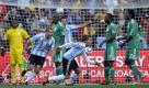 Zunge raus und ab zum Jubeln Richtung Eckfahne! Gabriel Heinze (Mitte) brachte Argentinien gegen Nigeria in der sechsten Minute per Kopf in Führung. Foto: ap