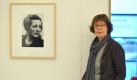 Die Fotografin Barbara Klemm neben einem Porträt der Literaturnobelpreisträgerin Herta Müller. Foto: Jochen Lübke Foto: dpa