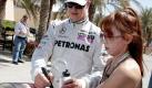 Der Formel-1-Rennfahrer Michael Schumacher ist nach seinem Comeback heiß begehrt: Der Deutsche gibt vor dem Großen Preis von Bahrain im Fahrerlager Autogramme. Foto: dpa