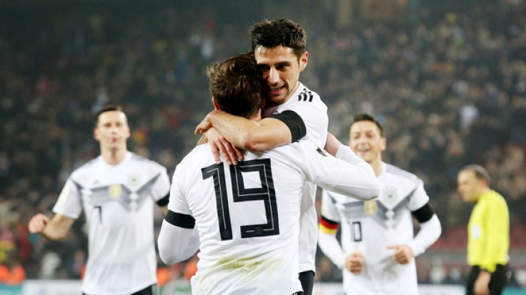 Lars Stindl, Torschütze zum 2:2 Endstand bejubelt sein Tor mit Mario Götze.