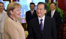 Chinas Premierminister Wen Jiabao gratuliert im chinesischen Xian Bundeskanzlerin Angela Merkel (CDU) zu ihrem 56. Geburtstag. Wen war nach Angaben der Bundesregierung der erste Gratulant.
 Foto: ddp