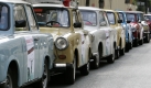 Retroparade: Zum 20. Jahrestag des Mauerfalls versammelten sich am Samstag dutzende Trabbis in Paris. Foto: dpa