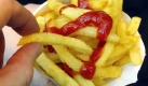F wie Fast Food 
Die Buchmesse verursacht erhhten Energieverbrauch: Bcher schleppen, nach Gratis-Geschenken Ausschau halten oder Promis hinterherjagen, das alles macht hungrig. Also schnell an den nchsten Imbissstand Hot Dogs, Pommes oder Bratwurst kaufen oder sich an den Messe-Stnden kostenlose Minibrezeln, Gummikrokodile oder Bonbons schnappen. Foto: dpa