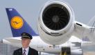 Flugkapitän Rolf Ulrich steht am Mittwoch (22.04.2009) am Frankfurter Flughafen neben dem Triebwerk eines sogenannten Private Jets der Lufthansa, mit denen Kunden flexibel, individuell und schnell Reiseziele in Europa erreichen können. Im Hintergrund ist ein weiteres Flugzeug der Lufthansa zu sehen. Im Rahmen des 'Lufthansa Premium Day' zeigt die Fluggesellschaft der Öffentlichkeit die speziellen Angebote für ihre Topkunden, wie etwa die First Class Lounge oder das Private Jet-Angebot. Foto: Uwe Anspach dpa/lhe +++(c) dpa - Bildfunk+++ Foto: dpa