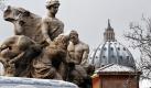 Die Kuppel der Basilika St. Paul vor den Mauern ist mit Schnee bedeckt. Der Schnee hat in Italien zur Schließung des Flughafens geführt. In Rom sind die Winter sonst eher mild und Schnee ist selten. Foto: dpa
