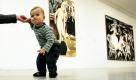 Der ein Jahr alte Bennet lernt in der Bundeskunsthalle in Bonn das Laufen. Er und seine Mutter Astrid Masuch sind die Darsteller der Performance Teaching to Walk des slowakischen Künstlers Roman Ondak, wo Bennet in der Ausstellung Neugierig? - Kunst des 21. Jahrhunderts aus privaten Sammungen jeden Tag das Laufen lernen soll. Foto: ap