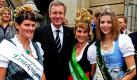 Bundespräsident Christian Wulff ist in Berlin-Mitte von Ernteköniginnen umringt. Zuvor erhielt er die Erntekrone der deutschen Landwirtschaft vom Deutschen Bauernverband. Foto: dapd
