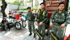 Thailändische Soldaten stehen mit ihren Schutzschildern in einer Straße in Bangkok. Sicherheitsvorkehrungen in dem südostasiatischen Land wurden verschärft, weil Anhänger des ehemaligen Ministerpräsidenten Thaksin Shinawatra eine Großdemonstration angekündigt haben. Foto: dpa