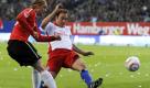 Der Mainzer Marcel Risse (l.) und Hamburgs Joris Mathijsen kämpfen um den Ball. Für beide Teams ging es um den Anschluss zur Verfolgergruppe und die internationalen Plätze.
 Foto: dapda