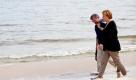 Entspannt schlendern Angela Merkel und der polnische Präsident Bronislaw Komorowski am Strand in Jurata (Polen). Was die beiden wohl zu bereden haben? Foto: dapd