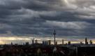 Dunkle Wolken hängen über dem deutschen Finanzplatz Nr. 1 Frankfurt. Foto: ap