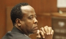 Im Prozess gegen Michael Jacksons Leibarzt Conrad Murray hat ein Zeuge den Mediziner schwer belastet. Er sagte in Los Angeles, dass der Kardiologe nur ein einfaches Beobachtungsgerät benutzt habe. Laut Los Angeles Times hätte ein anderes knapp 30 Euro Leihgebühr pro Monat mehr gekostet - dieses Gerät hätte Alarm geschlagen und den Arzt auf Probleme seines Patienten aufmerksam gemacht. Murrays Gerät sei dagegen nicht für die dauerhafte Beobachtung geeignet gewesen. Foto: dapd