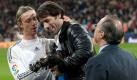 Am 24. Januar 2010  endet seine Zeit in Madrid. Ruud van Nistelrooy entscheidet sich für eine neue Herausforderung - er wechselt zum HSV. Noch einmal erheben sich die Zuschauer von ihren Plätzen und verabschieden van  Gol. Hier überreicht Teamkollege Jose Maria Gutierrez Guti (l) dem Niederländer eine Bronzestatue als Abschiedsgeschenk. Auch Real-Präsident Florentino Perez (r) verabschiedet van Nistelrooy.


 Foto: dpa
