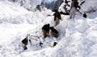 Menschen suchen in den Schneemassen einer Lawine in Pakistan nach Überlebenden. Foto: dpa