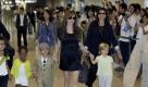 U.S. actress Angelina Jolie, fourth from left, and her children from left, 8-year-old Maddox, Zahara Marley, 6, Pax Thien, 6, and Shiloh Nouvel, 4, arrive at Narita International Airport in Narita near Tokyo Monday, July 26, 2010 for the Japan premiere of her spy action-thriller film Salt. (AP Photo/Koji Sasahara) Foto: ap