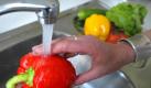 Die Deutschen haben die EHEC-Krise nicht vergessen. Sie achten seitdem mehr auf Hygiene in der Küche. (Bild: dpa) Foto: dpa