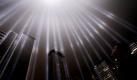 Zehn Jahre nach den verheerenden Anschlägen auf das World Trade Center in New York wird in Manhattan den Opfern gedacht. Am 11. September soll der Himmel über dem Stadtteil in hellem Licht erstrahlen. Das «Tribute in Light» , hier bei einem Test, leuchtet in Gedenken an die Opfer der Katastrophe.
  Foto: dapd