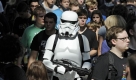 Zu voll: Die Computerspiele-Messe Gamescom lie am Samstagmittag keine neuen Besucher mehr auf das Gelnde. Hunderte Spielefans mussten vor den Tren der Messehallen in Kln warten. Aus Sicherheitsgrnden habe sich die Leitung entschieden, den Einlass zeitweise zu sperren. Die Tageskassen sollten den ganzen Tag lang geschlossen bleiben. Nur Besucher mit Vorverkaufskarten wurden noch reingelassen. Per Lautsprecher wurden die Wartenden aufgefordert, ihren Besuch auf Sonntag zu verschieben. Foto: dapd