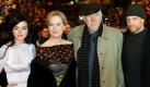 
Die US-amerikanischen Schauspielerinnen Lindsay Lohan (l-r), Meryl Streep, der US-amerikanische Regisseur Robert Altman und der US-amerikanische Schauspieler Woody Harrelson kommen am Sonntag (12.02.2006) in Berlin über den roten Teppich in den Berlinale-Palast. Sie kamen zur Premiere des Films 'A Prairie Home Companion', der im Wettbewerb der 56. Internationalen Filmfestspiele läuft. Foto: Jens Kalaene dpa/lbn +++(c) dpa - Bildfunk+++
pixel Foto: dpa