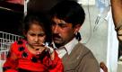 Ein Mädchen, das bei einem Bombenanschlag in einer Schule in Peshawar, Pakistan, verletzt wurde, wird mit einer Infusion versorgt, während sie in einen Krankenwagen gebracht wird. Mindestens 17 Schüler wurden verwundet, als militante Taliban zwei Granaten in die Mädchenschule warfen. Mit Hunderten von Anschlägen haben die Taliban bereits 200 Bildungseinrichtungen im Land zerstört.  Foto: dpa
