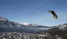 Sie fliegen wieder: Tom Hilde bei der Qualifikation für das Neujahrsspringen der Vierschanzentournee in Garmisch-Partenkirchen. Der Norweger geht heute als Bester der Quali an den Start. Das Erste übertragt den Wettkampf ab 13.45 Uhr. Foto: dapd