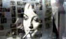 Im Glas eines Bilderrahmen mit einem Foto von Romy Schneider spiegelt sich am Donnerstag (26.08.2004) eine Frau, die die Ausstellung über die Schauspielerin in München besichtigt. Über einhundert Bilddokumente, Briefe, Kleidungsstücke und Presse-Publikationen sind zur Zeit im Münchner Zentrum für Außergewöhnliche Museen (ZAM) zu sehen. Unter anderem werden auch großformatige Portraits von Schneider ausgestellt, aufgenommen von der Fotografin Helga Kneidl, die erstmals 2001 veröffentlicht wurden. Die Ausstellung über Schneider, die am 23. September 64 Jahre alt geworden wäre, ist noch bis Ende November zu sehen. Foto: Daniel Karmann dpa/lby  Foto: dpa