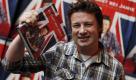 Der britische Koch Jamie Oliver posiert in Hamburg bei der Vorstellung seines neuen Kochbuchs Zu Gast bei Jamie - Die besten Rezepte aus dem Königreich. In dem Buch stellt Oliver die besten Rezepte der britischen Küche vor. Foto: dapd