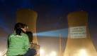 Greenpeace demonstriert mit Lichtprojektionen gegen Atomkraft
Vorspann: 	
Text: 	

Hamburg (dpa) - Greenpeace demonstriert mit Lichtprojektionen gegen Atomkraft
Vorspann: 	
Text: 	

Hamburg (dpa) - Mit Lichtprojektionen an allen neun noch laufenden Atomreaktoren in Deutschland haben Greenpeace-Mitglieder am Morgen gegen die Atompolitik der Bundesregierung demonstriert. Sie projizierten die Namen sowie das jeweilige Abschaltdatum des Atomkraftwerkes an Reaktoren und Kühltürme.«Merkels Ausstieg bis 2022 sei ein Ausstieg im Schneckentempo, sagte Tobias Münchmeyer, Energie-Experte bei Greenpeace. Die Organisation forderte Bundeskanzlerin Angela Merkel auf, schon bis 2015 aus der Atomkraft auszusteigen.
Ressort: 	Schlaglichter
Schlagworte: 	Atom/Energie/
Ressort: 	Schlaglichter
Schlagworte: 	Atom/Energie/ Foto: dpa