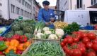 Am Dom in Münster lockt der Markt mit aromatischem Gemüse, feinen Backwaren und frischen Blumen regionaler Gärtnereien. Foto: dpa