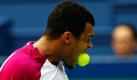 Jo-Wilfried Tsonga aus Frankreich beißt im Viertelfinale bei den Shanghai Tennis Masters vor Wut über einen verlorenen Punkt gegen Murray aus Großbritannien in einen Tennisball.  Foto: dpa