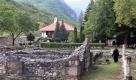 Ein serbisch-orthodoxer Mönch geht durch den Garten seines Klosters im westlichen Kosovo. Am Sonntag soll in Pec im Kosovo der neue serbische Patriarch inthronisiert werden, etwa 100.000 Menschen werden erwartet. Die serbisch-orthodoxe Kirche will die Unabhängigkeit des Kosovo nicht anerkennen. Foto: ap