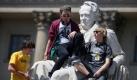 Studenten und Schüler protestieren bei einer Kundgebung vor dem Hauptgebäude der Humboldt-Universität auf einem Denkmal von Alexander von Humboldt. Sie fordern damit Bildungsreformen und mehr Geld für Schulen und Hochschulen. Foto: dpa