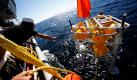Besatzungsmitglieder des Greenpeace-Forschungsschiffes Arctic Sunrise lassen vor der Küste Louisianas eine Sonde ins Wasser. In Zusammenarbeit mit Wissenschaftlern von der Universität North Carolina wollen sie so ein Jahr lang den Ölgehalt des Wassers prüfen. Greenpeace reagiert damit auf eine Stellungnahme von BP, das Wasser im Golf von Mexiko sei zu großen Teilen ölfrei. Greenpeace will mit der Untersuchung das Gegenteil beweisen. Foto: dapd