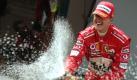 Es dauerte jedoch vier Jahre, bis Michael Schumacher die Champagnerflasche nicht nur nach Grand-Prix-Siegen öffnen konnte. Zur Jahrtausendwende waren der Deutsche und der italienische Rennstall endlich da angekomen, wo sie hinwollten. Zwischen 2000 und 2004 konnte Ferrari niemand das Wasser bieten - Schumi feierte fünf WM-Titel in Folge und erklomm damit die Spitze der besten Formel-1-Fahrer aller Zeiten. Foto: dpa