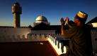 Ein Muslim schaut kurz vor dem Fastenbrechen während des Ramada in Richtung einer Moschee im spanischen Melilla. Nur nach Sonnenuntergang darf er essen, trinken und sexuell aktiv sein. Foto: dpa