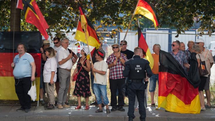 Nach dem umstrittenen Einsatz gegen ZDF-Journalisten steht die Polizei in Sachsen am Pranger.