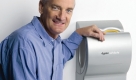 Tüftler James Dyson über die althergebrachten Händetrockner:Man steht etwas hilflos im Waschraum und versucht, seine Hände mit einem Händetrockner zu trocknen. Irgendwann gibt man einfach auf, und es endet damit, dass man seine Hände an der Hose trocken wischt. Das hat mich immer geärgert.
 Foto: Dyson