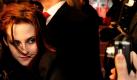 Die US-amerikanische Schauspielerin Kristen Stewart, aufgenommen in München 2008 bei einem Fan-Event zur Kinopremiere von Twilight: Biss zum Morgengrauen. Sie hat mit ihrem Einsatz als Geschworene einen Sicherheitsmann in die Bredouille gebracht. Der Angestellte des Gerichts in Los Angeles hatte sich mit der 19-Jährigen fotografieren lassen und das Foto ist im Internet aufgetaucht. Damit haben die Männer aber gegen die Vorschrift verstoßen, die Anwesenheit von Prominenten am Gericht geheim zu halten. Foto: ddp